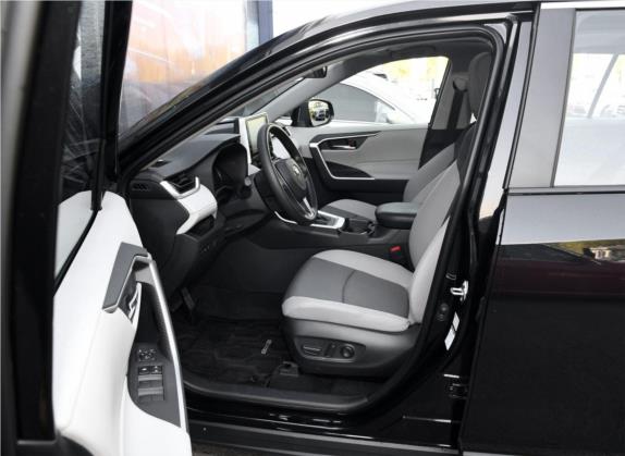 RAV4荣放 2020款 2.0L CVT四驱风尚版 车厢座椅   前排空间