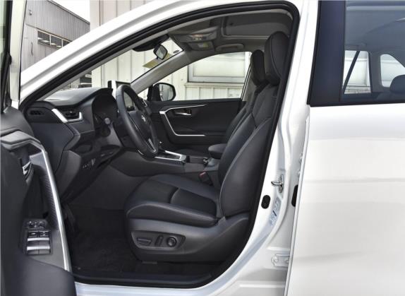 RAV4荣放 2020款 2.0L CVT四驱风尚PLUS版 车厢座椅   前排空间