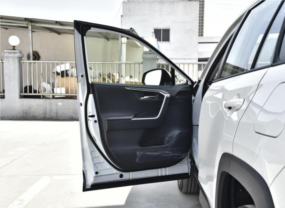 RAV4荣放 2020款 2.0L CVT四驱风尚PLUS版 车厢座椅   前门板