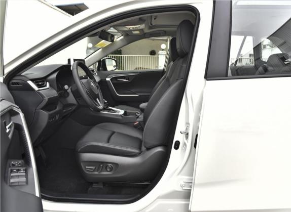 RAV4荣放 2020款 2.0L CVT两驱风尚PLUS版 车厢座椅   前排空间