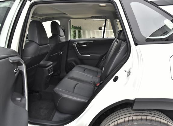 RAV4荣放 2020款 2.0L CVT两驱风尚PLUS版 车厢座椅   后排空间
