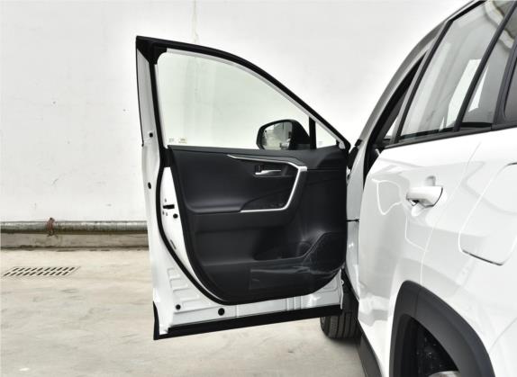 RAV4荣放 2020款 2.0L CVT两驱风尚PLUS版 车厢座椅   前门板