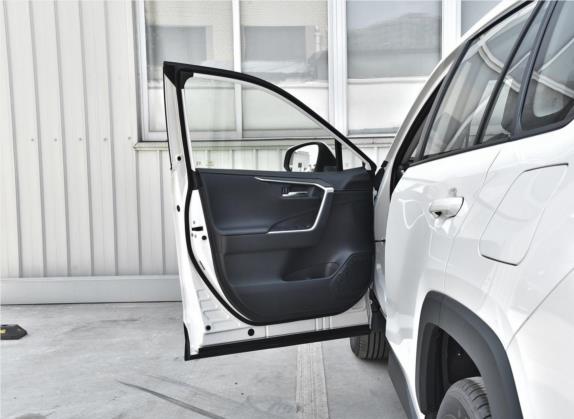 RAV4荣放 2020款 双擎 2.5L E-CVT四驱精英PLUS版 车厢座椅   前门板