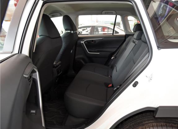 RAV4荣放 2021款 2.0L CVT两驱都市版 车厢座椅   后排空间