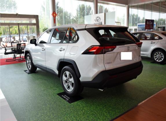 RAV4荣放 2021款 2.0L CVT两驱都市版 外观   斜后