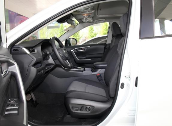 RAV4荣放 2021款 2.0L CVT两驱风尚版 车厢座椅   前排空间