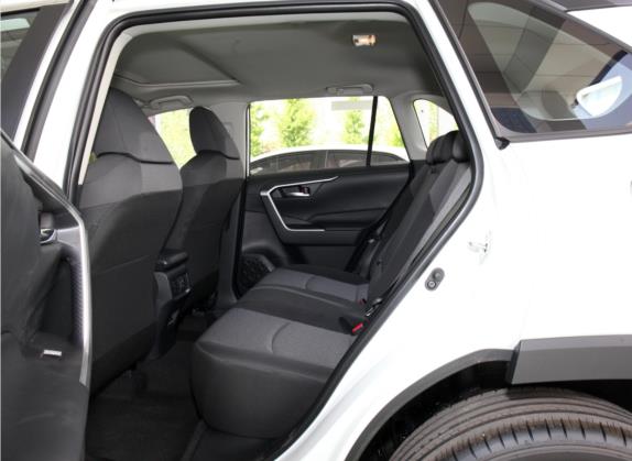 RAV4荣放 2021款 2.0L CVT两驱风尚版 车厢座椅   后排空间