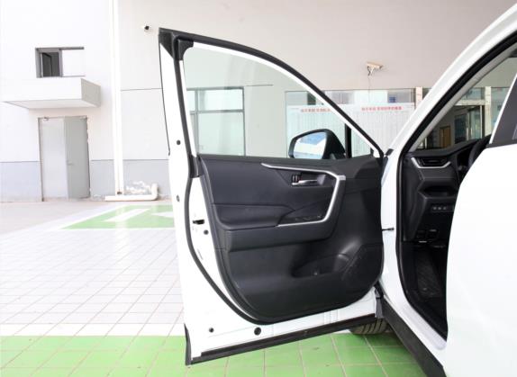 RAV4荣放 2021款 2.0L CVT两驱风尚版 车厢座椅   前门板