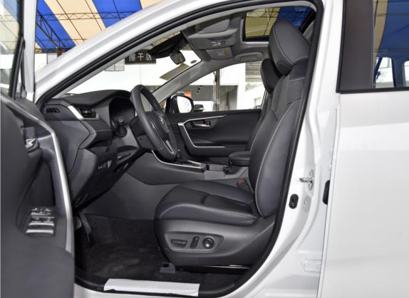 RAV4荣放 2021款 2.0L CVT两驱风尚PLUS版 车厢座椅   前排空间