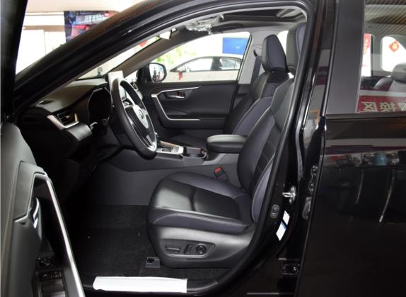 RAV4荣放 2021款 2.0L CVT四驱风尚PLUS版 车厢座椅   前排空间