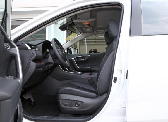 RAV4荣放 2021款 2.0L CVT四驱尊贵版 车厢座椅   前排空间