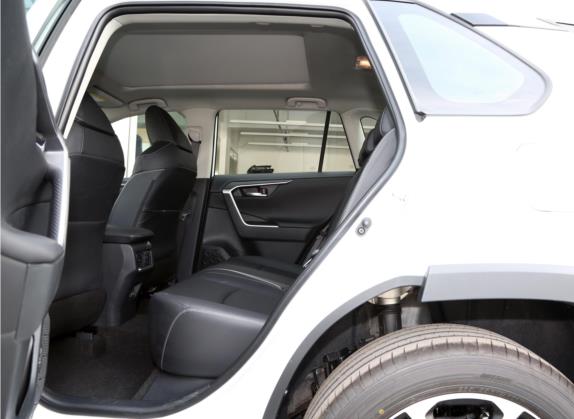 RAV4荣放 2021款 2.0L CVT四驱尊贵版 车厢座椅   后排空间