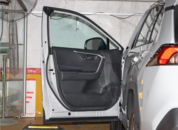 RAV4荣放 2021款 双擎 2.5L E-CVT两驱精英版 车厢座椅   前门板