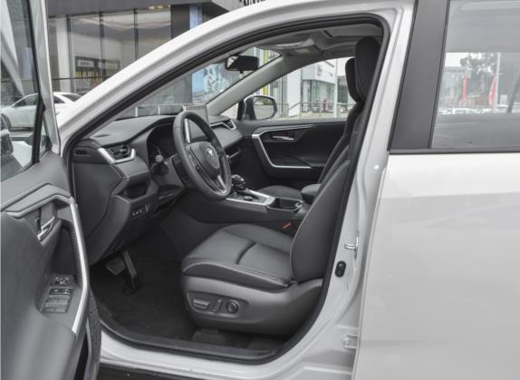 RAV4荣放 2021款 改款 双擎 2.5L E-CVT四驱精英PLUS版 车厢座椅   前排空间