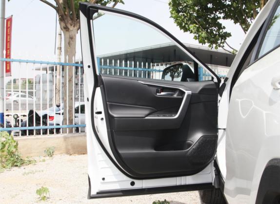 RAV4荣放 2022款 2.0L CVT两驱风尚版 车厢座椅   前门板