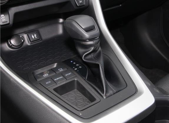 RAV4荣放 2022款 2.0L CVT两驱风尚版 中控类   挡把