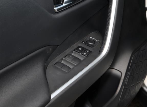 RAV4荣放 2022款 2.0L CVT两驱风尚版 车厢座椅   门窗控制