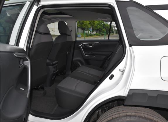 RAV4荣放 2022款 2.0L CVT四驱风尚版 车厢座椅   后排空间