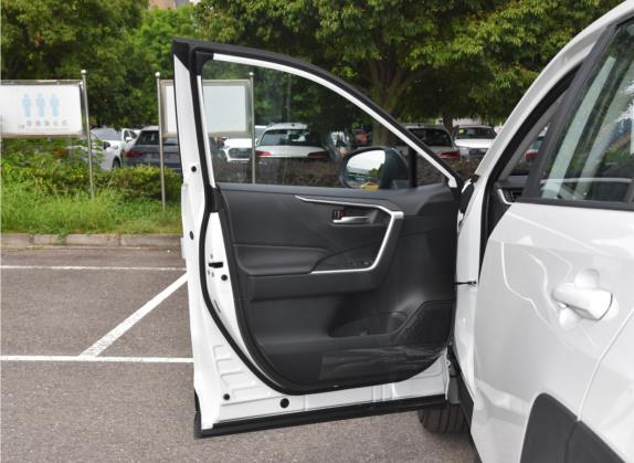 RAV4荣放 2022款 2.0L CVT四驱风尚版 车厢座椅   前门板