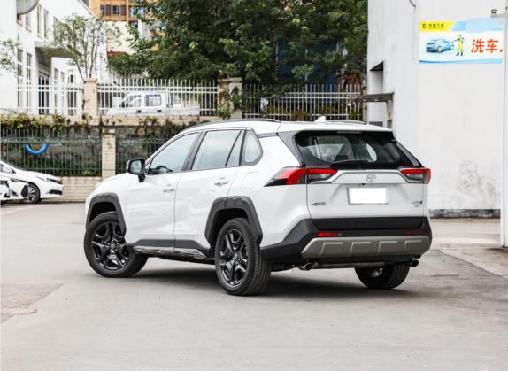 RAV4荣放 2022款 2.0L CVT四驱尊贵版 外观   斜后