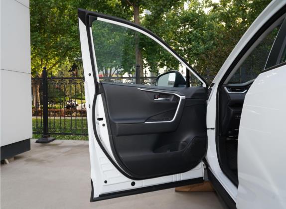 RAV4荣放 2022款 双擎 2.5L E-CVT四驱精英Plus版 车厢座椅   前门板