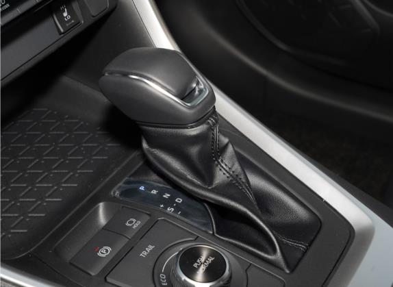 RAV4荣放 2022款 双擎 2.5L E-CVT四驱精英Plus版 中控类   挡把