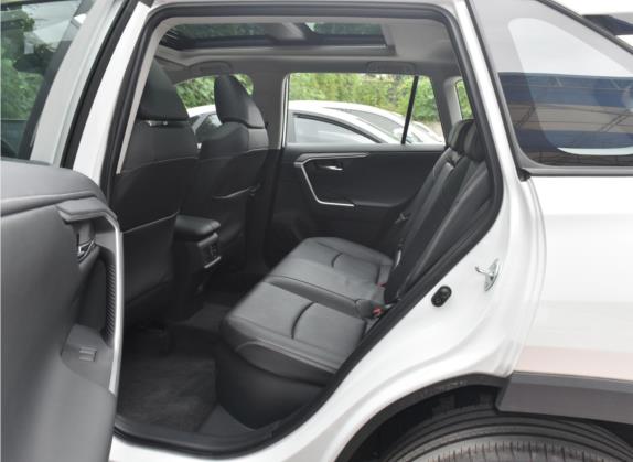 RAV4荣放 2022款 双擎 2.5L E-CVT四驱旗舰版 车厢座椅   后排空间