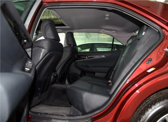皇冠 2015款 2.5L 精英版 车厢座椅   后排空间