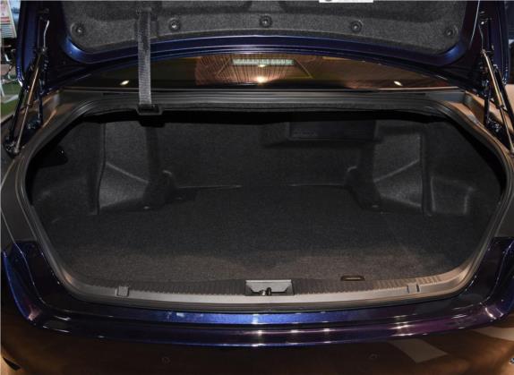 皇冠 2018款 2.0T 尊享版 车厢座椅   后备厢