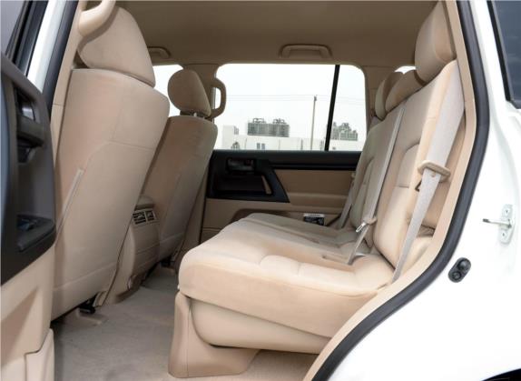 兰德酷路泽(进口) 2015款 4.0L V6 中东低配版 车厢座椅   后排空间