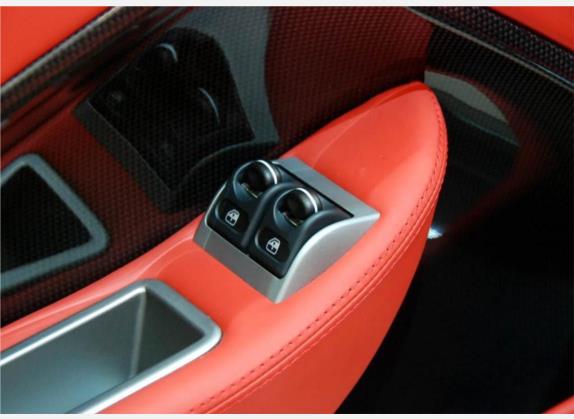 法拉利599 2006款 599 GTB Fiorano 6.0 车厢座椅   门窗控制