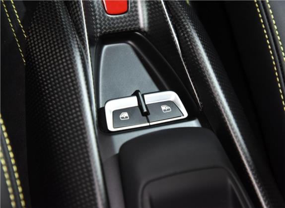 法拉利F8 2020款 Spider 3.9T V8 车厢座椅   门窗控制