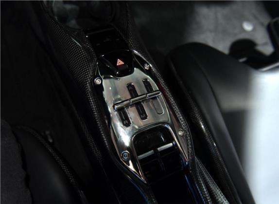SF90 2020款 3.9T V8 Stradale 车厢座椅   门窗控制