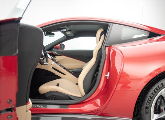 Roma 2020款 3.9T V8 车厢座椅   前排空间