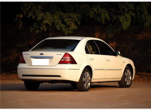 蒙迪欧 2005款 2.0L 经典型 外观   斜后