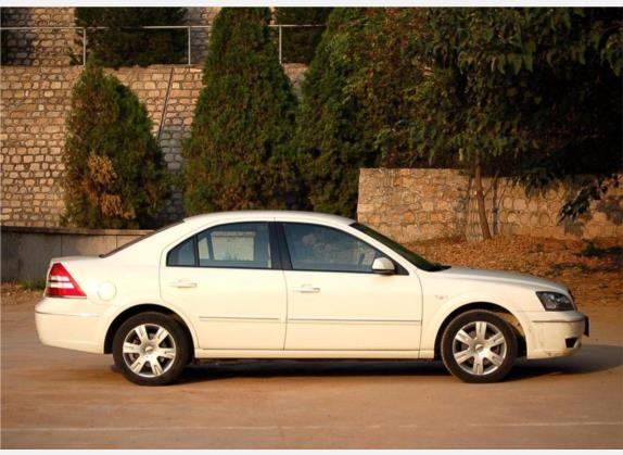 蒙迪欧 2005款 2.0L 经典型 外观   正侧