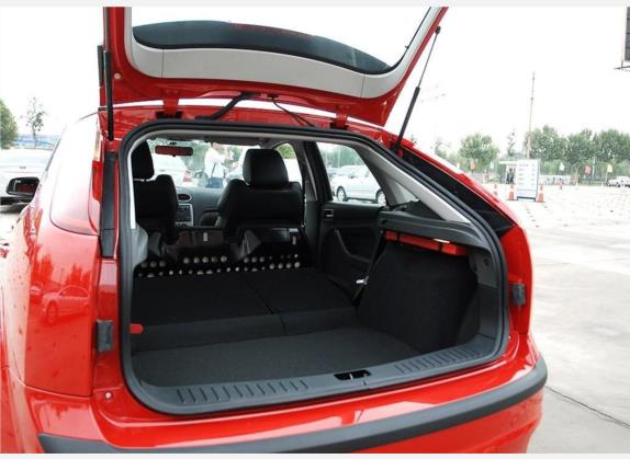 福克斯 2006款 两厢 2.0L 手动运动版 车厢座椅   后备厢