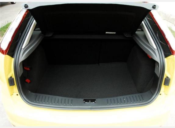 福克斯 2009款 两厢 2.0L 手动运动型 车厢座椅   后备厢
