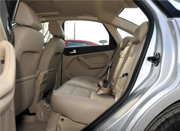福克斯 2011款 三厢 1.8L 自动豪华型 车厢座椅   后排空间
