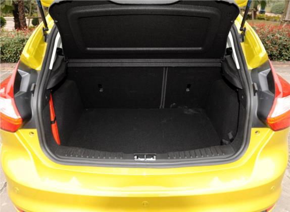福克斯 2012款 两厢 2.0L 手动豪华运动型 车厢座椅   后备厢