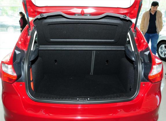 福克斯 2012款 两厢 2.0L 自动豪华运动型 车厢座椅   后备厢