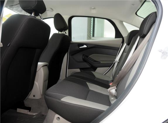 福克斯 2012款 三厢 1.6L 自动舒适型 车厢座椅   后排空间