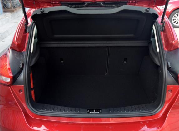 福克斯 2015款 两厢 1.6L 自动舒适型 车厢座椅   后备厢