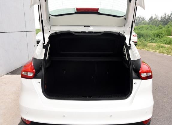 福克斯 2015款 两厢 1.6L 手动风尚型 车厢座椅   后备厢