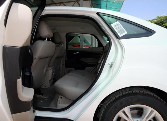 福克斯 2015款 三厢 1.6L 手动舒适型 车厢座椅   后排空间