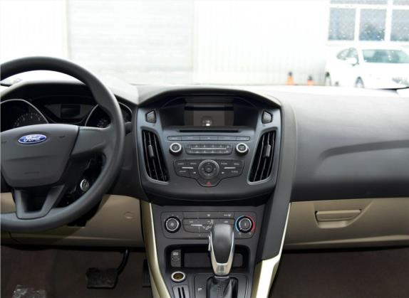福克斯 2015款 三厢 1.6L 自动舒适型 中控类   中控台