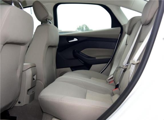 福克斯 2015款 三厢 1.6L 自动舒适型 车厢座椅   后排空间