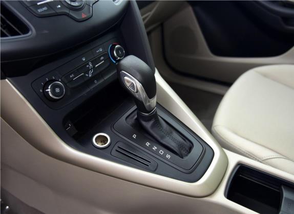 福克斯 2015款 三厢 1.6L 自动舒适型 中控类   挡把