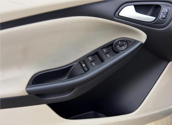 福克斯 2015款 三厢 1.6L 自动舒适型 车厢座椅   门窗控制