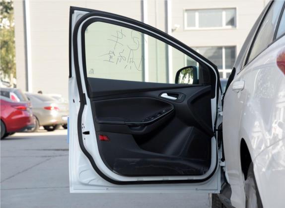 福克斯 2015款 三厢 1.6L 手动风尚型 车厢座椅   前门板